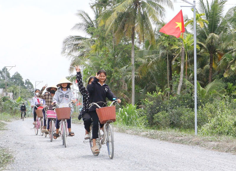 Tuyến đường nhựa liên ấp hoàn thiện, giúp bà con xã Trà Côn đi lại, giao thương thuận lợi, phát triển kinh tế.