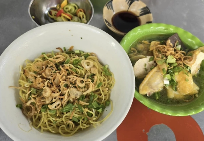 Nồi nước lèo thơm và hương vị cay nồng mì gà xá kén trong hẻm nhỏ cư xá Phú Bình