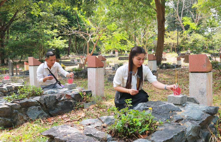 Với những người trẻ như chị Nguyễn Dương Vân Thủy, anh Võ Ngọc Ẩn, không giấu được sự xúc động trước sự hy sinh của các anh hùng liệt sĩ.