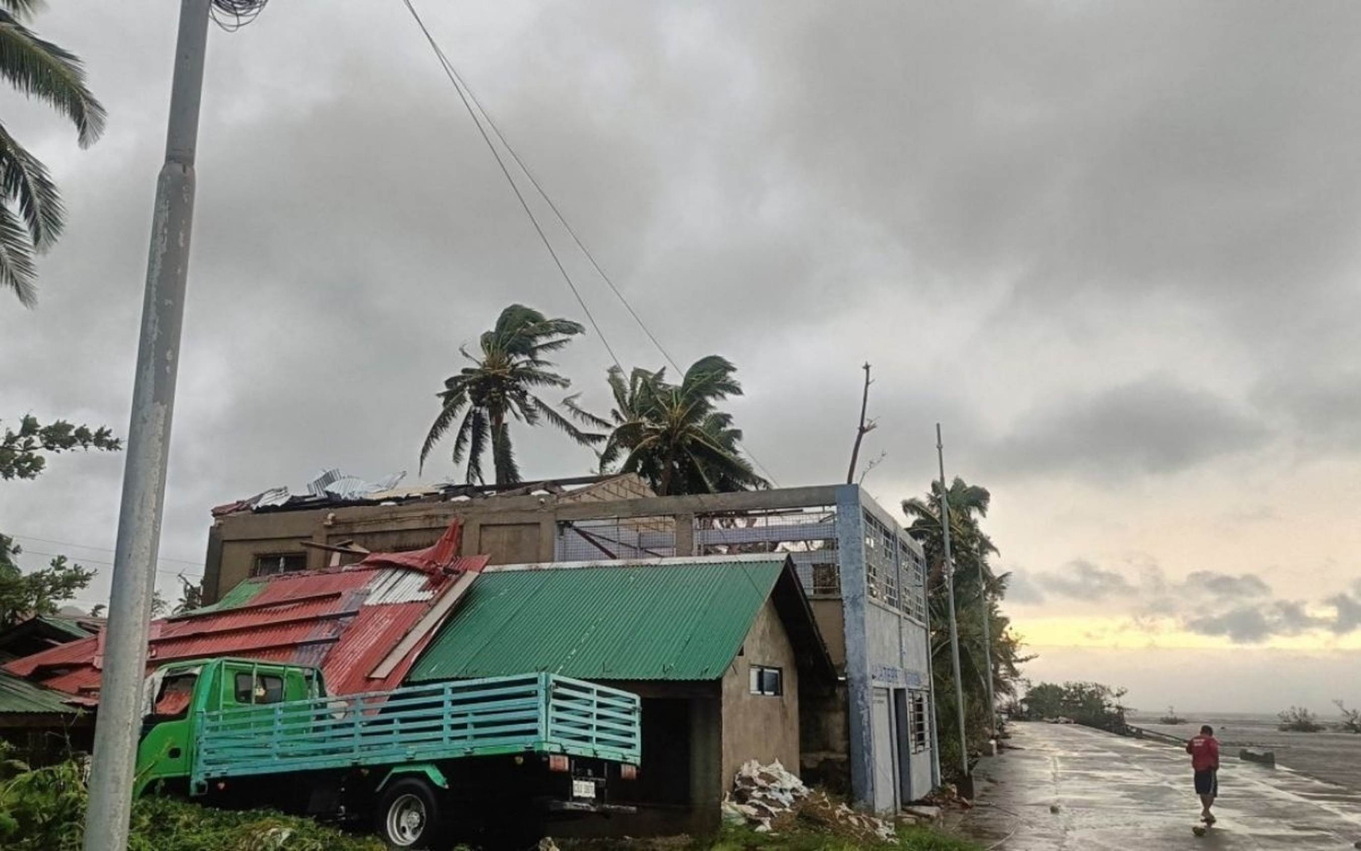 Bão Bualoi quét qua thành phố Masbate, vùng Bicol, Philippines ngày 26/9. Ảnh: Philstar