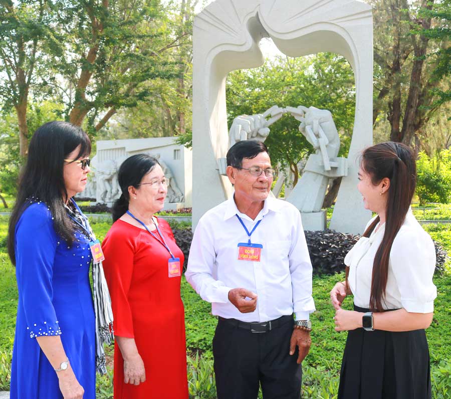 “Mùa biết ơn” tại Côn Đảo, thế hệ trẻ lắng nghe những câu chuyện lắng đọng cảm xúc về các thế hệ tiền nhân.