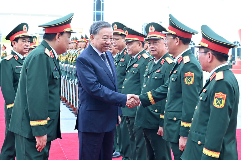 Tổng Bí thư Tô Lâm với lãnh đạo Bộ Quốc phòng và Tổng cục Công nghiệp quốc phòng. (Ảnh: ĐĂNG KHOA)