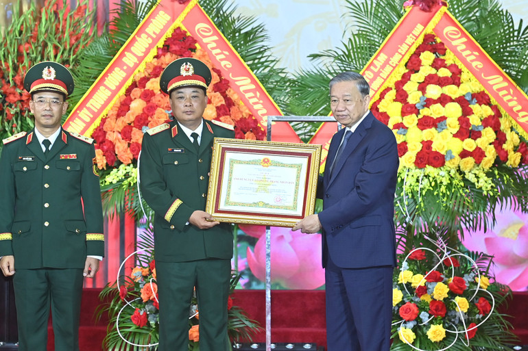 Tổng Bí thư Tô Lâm trao Danh hiệu Anh hùng Lực lượng vũ trang nhân dân tặng Tổng cục Công nghiệp quốc phòng. (Ảnh: ĐĂNG KHOA)