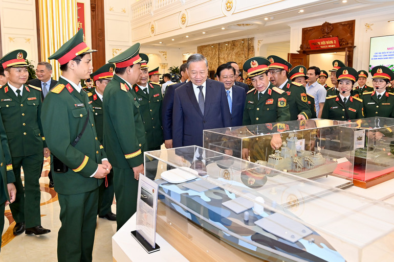 Tổng Bí thư Tô Lâm và các đại biểu tham quan thành tựu 80 năm Tổng cục Công nghiệp quốc phòng. (Ảnh: ĐĂNG KHOA)