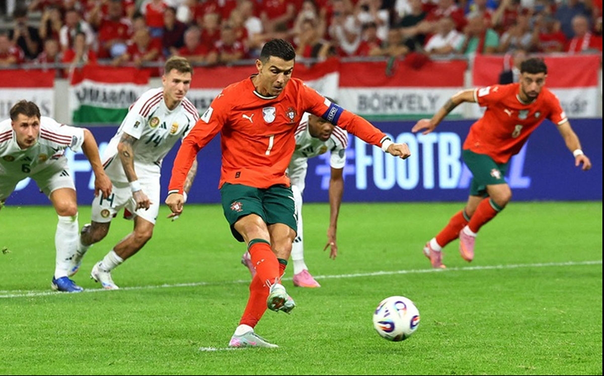 Ronaldo ghi bàn trên chấm phạt đền - Ảnh: REUTERS