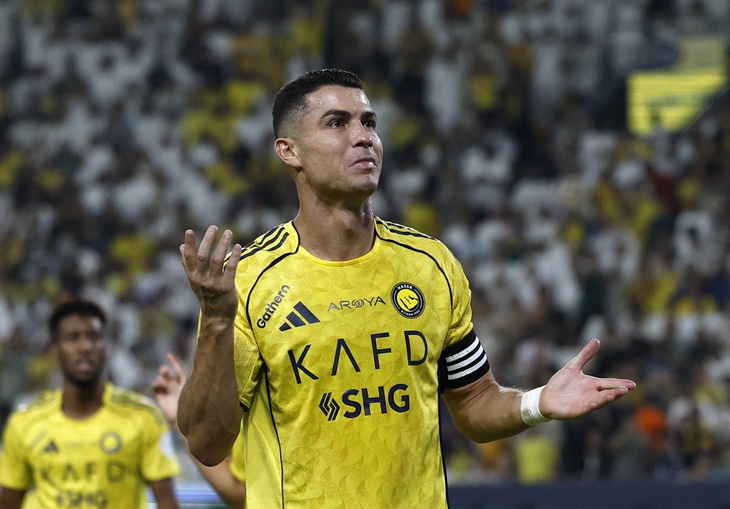 Ronaldo ghi bàn thắng thứ 944 và 945, giúp Al Nassr đại thắng ở Saudi Pro League - Ảnh: REUTERS