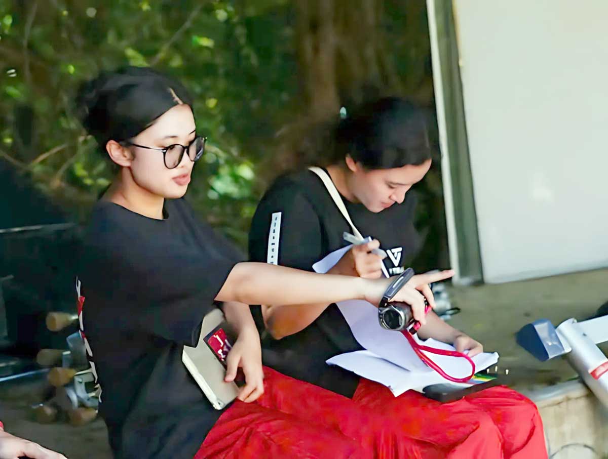 Thùy Trang (trái) trong vai trò đạo diễn, còn Uyển Thư đảm nhận vai trò nhà sản xuất - Ảnh: NVCC
