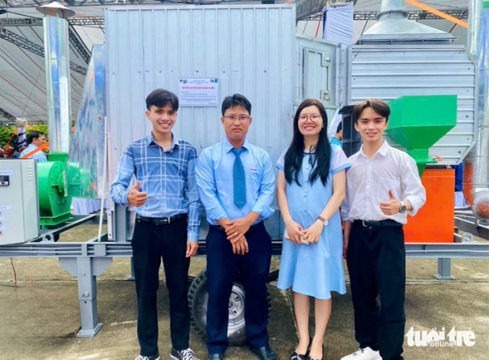 Giảng viên, sinh viên chế tạo máy sấy hạt di động cho nông dân