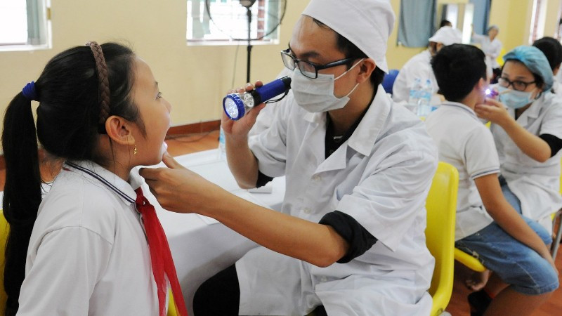 Khám bệnh định kỳ cho học sinh tại trường Tiểu học Lê Quý Đôn, Hà Nội. (Ảnh: TRẦN HẢI)