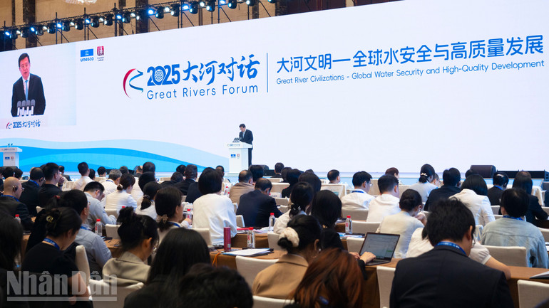 Xã trưởng Tân Hoa xã Phó Hoa công bố “Kết quả quản lý sông Trường Giang thời đại mới: Những gợi mở và ý nghĩa đối với thế giới”.