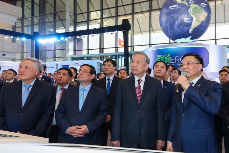 Tổng Bí thư Tô Lâm, Thủ tướng Phạm Minh Chính cùng các đại biểu tham quan Triển lãm Khoa học - Công nghệ của Petrovietnam - Ảnh: VGP