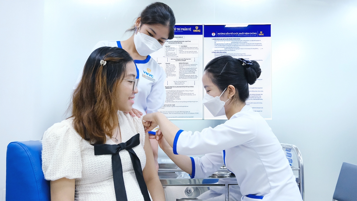 Thai phụ tiêm vaccine RSV-VNVC
