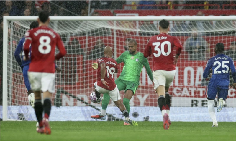 Tình huống khiến thủ môn Sanchez của Chelsea nhận thẻ đỏ - Ảnh: REUTERS

