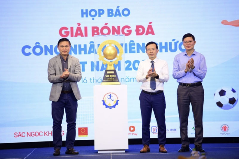 Ông Trần Anh Tú (bên trái) - Phó chủ tịch Liên đoàn Bóng đá Việt Nam - cam kết đồng hành cùng giải đấu - Ảnh: QUANG ĐỊNH