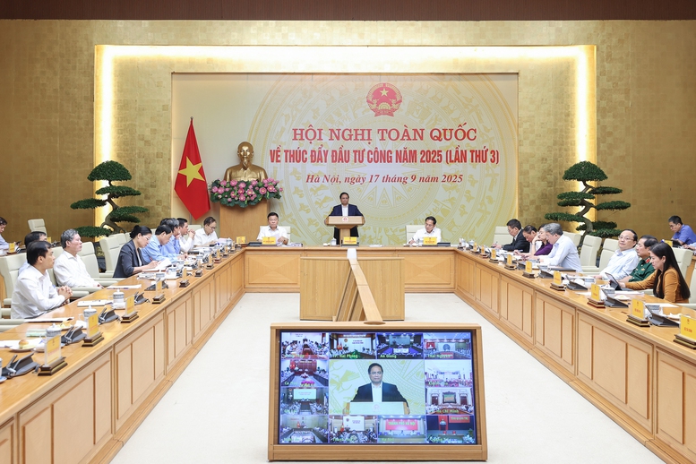 Thủ tướng Phạm Minh Chính và các Phó Thủ tướng Chính phủ chủ trì Hội nghị toàn quốc thúc đẩy đầu tư công năm 2025 (lần thứ 3) - Ảnh: VGP/Nhật Bắc