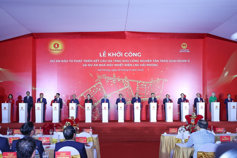 Thủ tướng Phạm Minh Chính và các đại biểu bấm nút khởi công dự án đầu tư phát triển kết cấu hạ tầng Khu Công nghiệp Tân Trào (giai đoạn 1) và dự án Nhà máy Nhiệt điện LNG Hải Phòng - Ảnh: VGP/Nhật Bắc