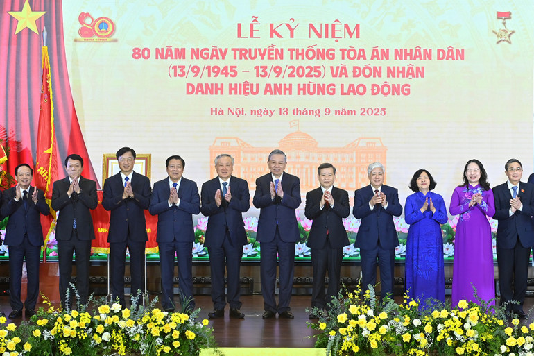 Tổng Bí thư Tô Lâm và các đồng chí lãnh đạo Đảng, Nhà nước dự Lễ kỷ niệm 80 năm Ngày truyền thống Tòa án nhân dân. (Ảnh: ĐĂNG KHOA)