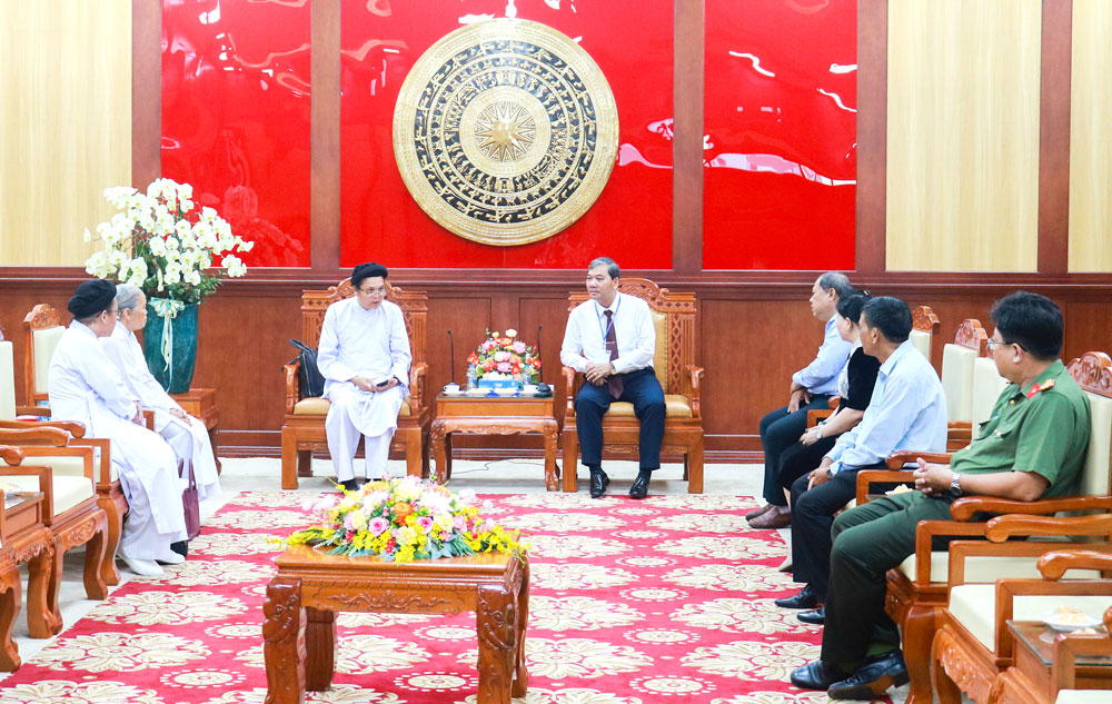 Đồng chí Kim Ngọc Thái- Phó Bí thư Tỉnh ủy tiếp Hội thánh Cao Đài Ban Chỉnh Đạo đến thăm, chúc mừng.