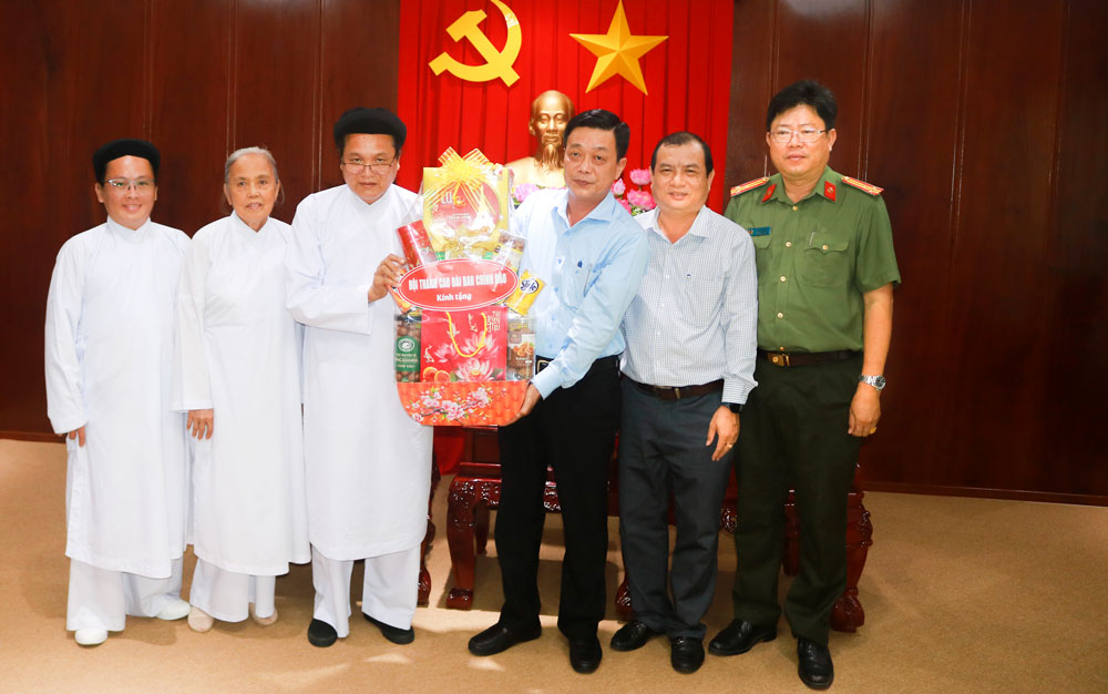 Hội Thánh Cao Đài Ban Chỉnh Đạo đến thăm, chúc mừng UBND tỉnh.