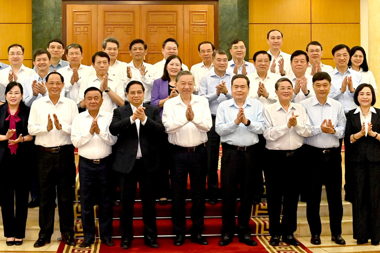 Tổng Bí thư Tô Lâm và các đồng chí lãnh đạo Đảng, Nhà nước với Ban Thường vụ Đảng ủy Quốc hội. (Ảnh: ĐĂNG KHOA)