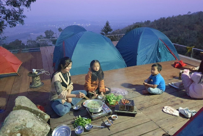 Gia đình anh Phạm Sơn Bình (phường Bình Đức, tỉnh An Giang) chọn homestay Nhà Của Mây ở trên đỉnh núi Cấm để sống chậm.