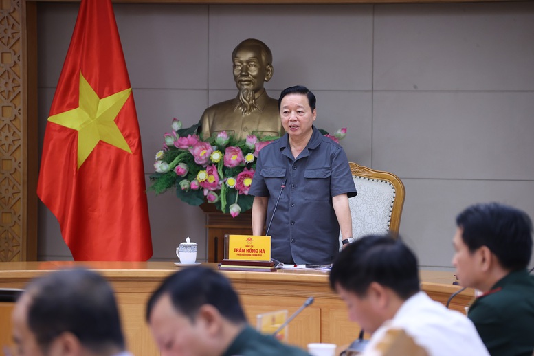 Phó Thủ tướng Trần Hồng Hà yêu cầu cầu các địa phương phải thực hiện nghiêm các mốc thời gian: Trước 12 giờ trưa 27/9 phải kiểm soát tuyệt đối tàu thuyền trên biển, đến 17 giờ ngày 27/9 dừng toàn bộ hoạt động trên biển - Ảnh: VGP/MK