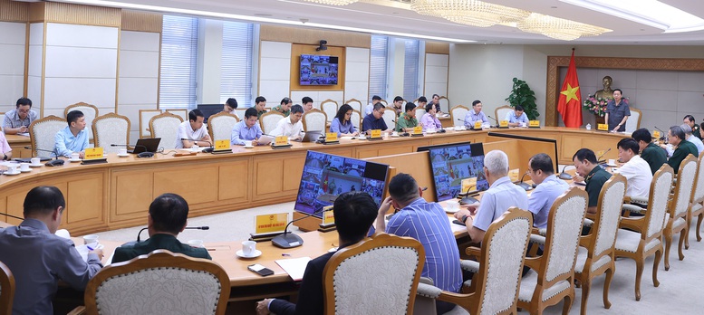 Phó Thủ tướng cũng đặc biệt lưu ý, thông tin phải đến tận tay ngư dân, người dân vùng xung yếu, không chỉ qua báo, đài mà cả tin nhắn điện thoại, hệ thống quốc phòng, biên phòng, cảnh sát biển - Ảnh: VGP/MK