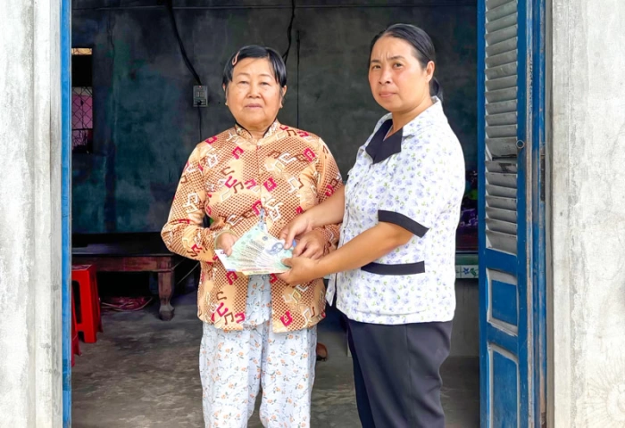 Trao tiền bạn đọc giúp chị Nguyễn Thị Sa Rinh