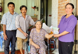 Trao tiền bạn đọc giúp bà Trần Thị Sáu