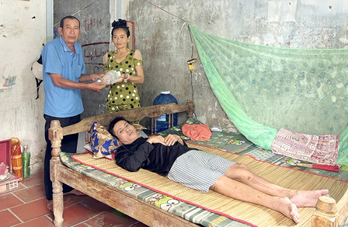 Trao tiền bạn đọc giúp anh Nguyễn Hoàng Thành
