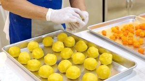 Thị trường bánh trung thu nhộn nhịp vào mùa