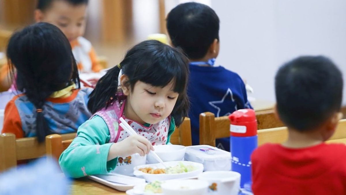 Dinh dưỡng học đường là yếu tố mấu chốt bảo đảm sự phát triển thể lực học sinh một cách toàn diện. (Ảnh: THẾ ĐẠI)