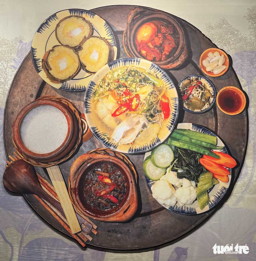 Rau thơm tươi, nước canh đậm đà, cơm trắng, bánh tét sinh ra từ gian khó, nhưng nay được yêu mến trên khắp thế giới. Mỗi miếng ăn là một ký ức, một sự kiên cường và một tấm lòng chăm chút - Ảnh chụp lại