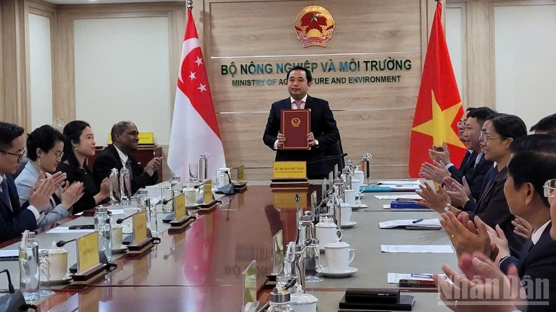 Quyền Bộ trưởng Trần Đức Thắng nhấn mạnh: Việc ký kết khẳng định vai trò và trách nhiệm của Việt Nam và Singapore trong thúc đẩy trao đổi kết quả giảm phát thải khí nhà kính và tín chỉ carbon”.