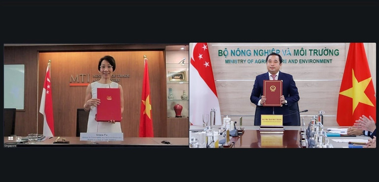 Lễ ký kết được tổ chức trực tuyến giữa Quyền Bộ trưởng Nông nghiệp và Môi trường Việt Nam Trần Đức Thắng và Bộ trưởng Môi trường và Bền vững kiêm Bộ trưởng phụ trách Quan hệ thương mại Singapore Grace Fu.