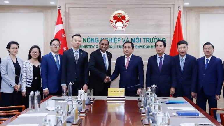 Đại sứ đặc mệnh toàn quyền Cộng hòa Singapore tại Việt Nam Jaya Ratnam chúc mừng Quyền Bộ trưởng Trần Đức Thắng trong cuộc ký kết sáng ngày 16/9.