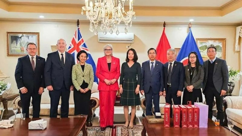 Toàn quyền Australia Sam Mostyn (áo đỏ) chụp ảnh cùng Đại sứ Phạm Hùng Tâm và Tổng lãnh sự Việt Nam tại thành phố Sydney và thành phố Perth. (Ảnh: Đại sứ Việt Nam tại Australia).