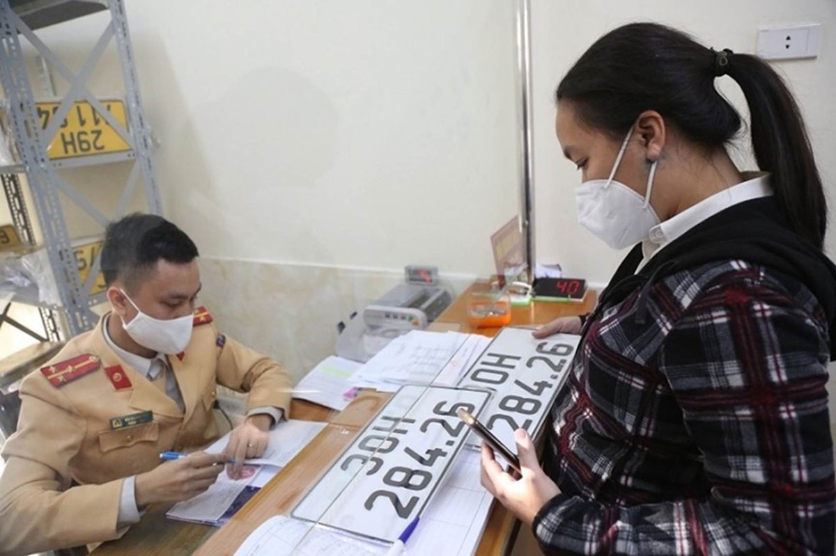 Với những người ở Hà Nội hay TP.HCM (khu vực I), lệ phí đăng ký xe lần đầu đang được áp dụng với ô tô chở người từ 9 chỗ trở xuống (bao gồm cả xe con pick-up) là 20 triệu đồng.