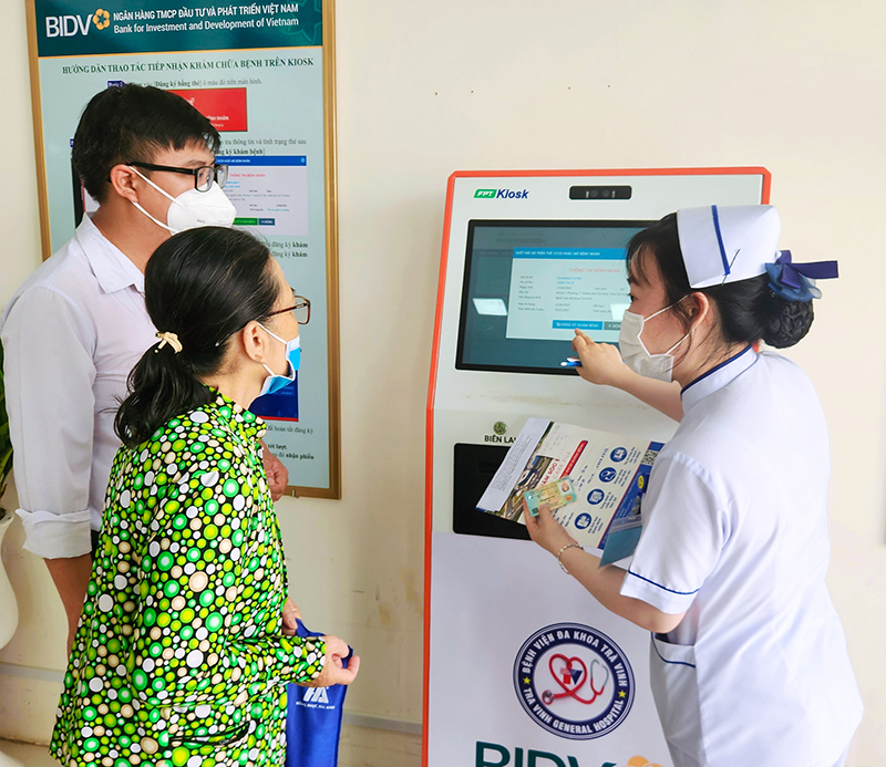 Kiosk thông minh- giúp việc tra cứu lịch khám, danh mục dịch vụ y tế và được hướng dẫn sử dụng thuốc ngay trên màn hình hệ thống Kiosk.