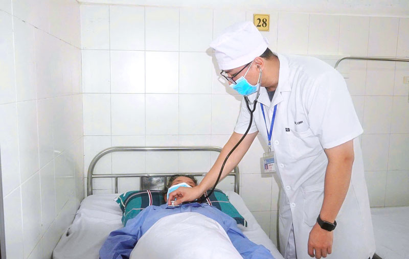 Bác sĩ thăm khám cho bệnh nhân.