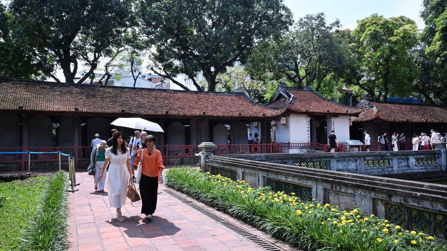 Du khách tham quan Di tích quốc gia đặc biệt Văn Miếu-Quốc Tử Giám (Hà Nội). (Ảnh: TRẦN HẢI)