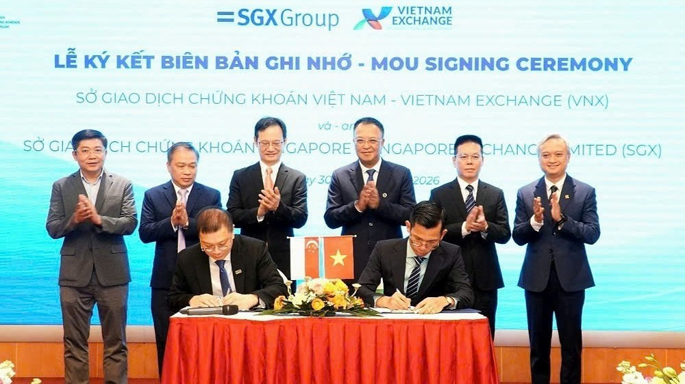 Lễ ký Biên bản ghi nhớ giữa VNX và SGX về phát triển sản phẩm chứng chỉ lưu ký (DR). (Ảnh: VŨ TRÀ)

