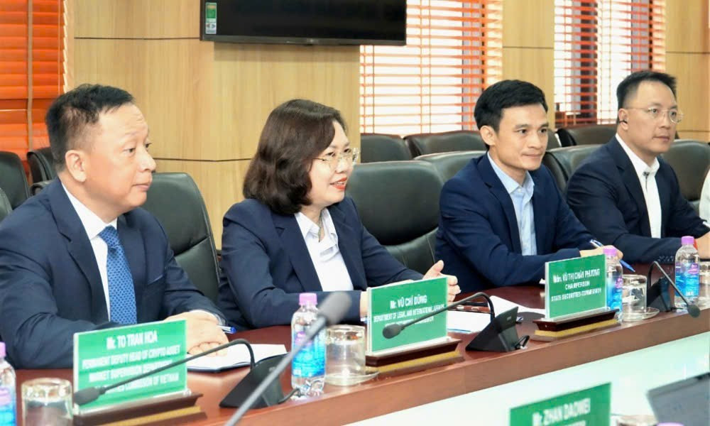 Chủ tịch Ủy ban Chứng khoán nhà nước Vũ Thị Chân Phương chia sẻ tại cuộc họp. (Ảnh: VŨ TRÀ)
