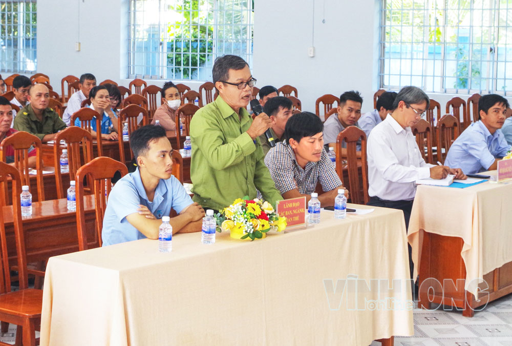 Người dân đóng góp ý kiến tại hội nghị “Công an lắng nghe ý kiến Nhân dân”. Ảnh: PHẠM HƠN