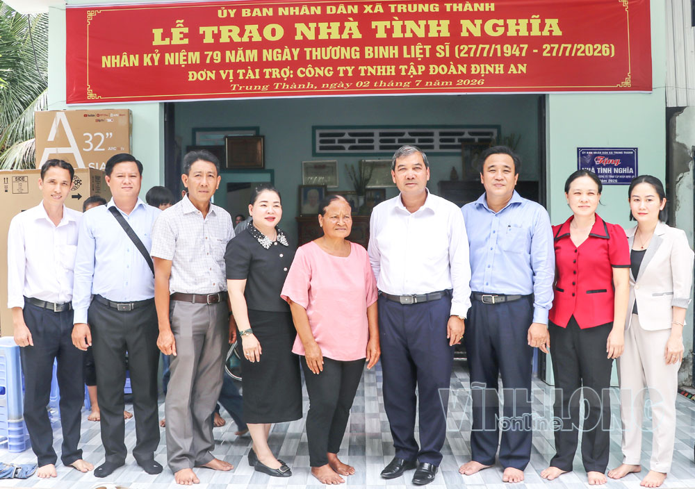 Đồng chí Kim Ngọc Thái- Phó Bí thư Tỉnh ủy, Chủ tịch Ủy ban MTTQ Việt Nam tỉnh và chính quyền xã Trung Thành chia sẻ niềm vui nhà mới với người dân.