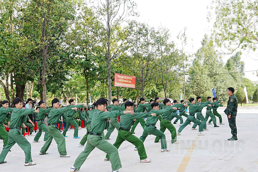 Giảng dạy giáo dục quốc phòng và an ninh cho sinh viên Trường ĐH Cửu Long.

