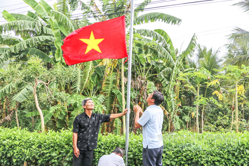 Khơi dậy sức dân, tinh thần tự quản của người dân thực hiện mô hình “Tuyến đường rợp bóng cờ bay” tại xã Trà Côn.