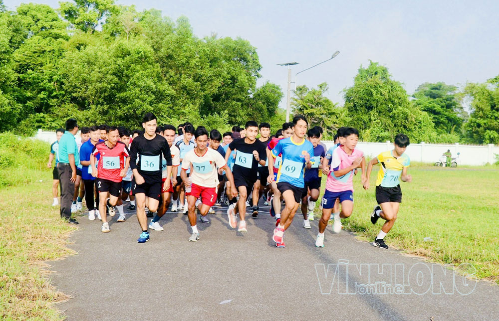 Các vận động viên hào hứng tranh tài ở nội dung chạy việt dã.

