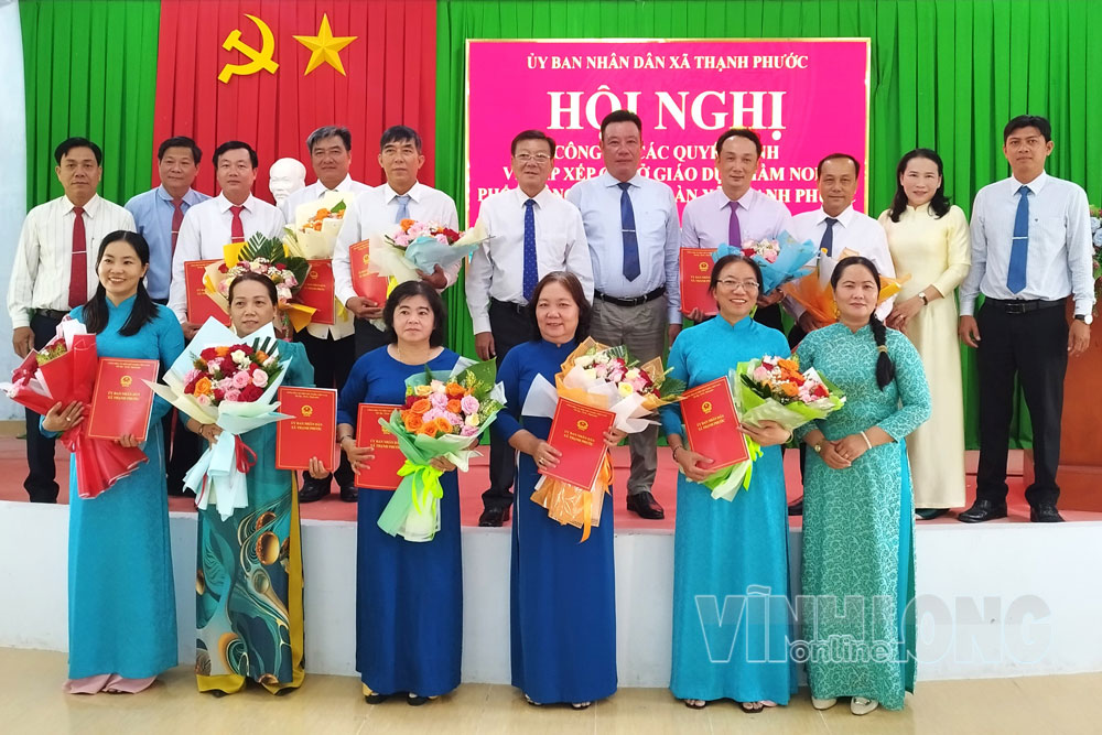 Đại biểu chụp ảnh lưu niệm với các trường.

