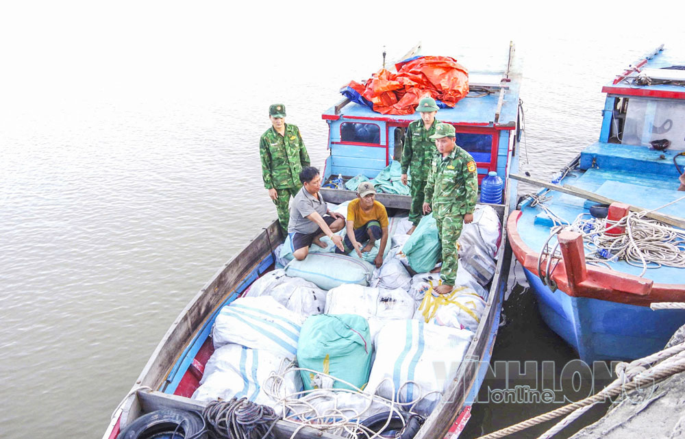 Lực lượng mật phục phát hiện phương tiện không biển kiểm soát. Ảnh: Bộ đội Biên phòng cung cấp

